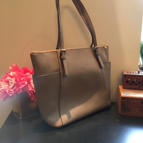 Michael Kors Jet Set Saffiano zip tote - Picture 2 of 4